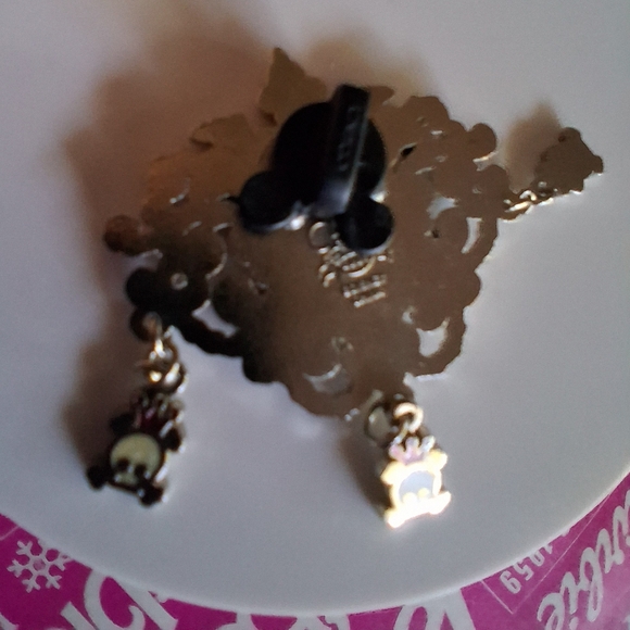 🔥Disney Pirates Of The Caribbean Princess Skull Pin Collectible EUC - Picture 5 of 6
